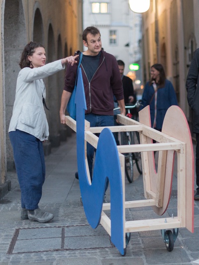 performance/parade
by Josephine Sweeney – © Petra Moser performance/parade
by Josephine Sweeney