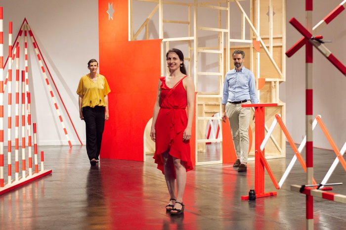 Eröffnung „Under Construction – im Aufbau“ 20.06.2024 
Uschi Reiter (afo), Judit Lilla Molnár (Künstlerin), Markus Reindl (Linz Kultur)