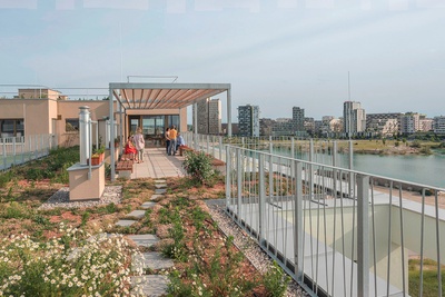 Gemeinschaftlich und individuell wohnen unter einem Dach - für Menschen ab 55 Jahren. Die Architektur ermöglicht individuellen Rückzug und fördert gemeinschaftliche Begegnungen. Nachhaltige Bauweise, barrierefreie Wohnungen und gute Infrastruktur sind wichtige Kriterien, die hier erfüllt wurden.