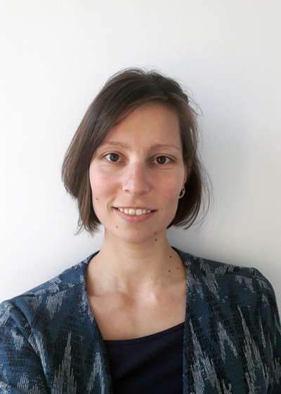 Eva Schmolmüller studierte Architektur an der Kunstuniversität Linz und Soziale Arbeit an der FH Oberösterreich. Seither arbeitet sie an den Schnittstellen von Planung und sozialen Fragen u.a. zu den Themen Obdachlosigkeit, Wohnen im Alter, Universelles Design, Partizipation und Gemeinwesenarbeit.
Derzeit ist sie als Projektassistentin an der TU Wien, Forschungsbereich Soziologie tätig. Ehrenamtlich ist sie Vorstandsmitglied der IG Architektur.