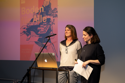 Kuratorinnen der Ausstellung "Boden für Alle", Katharina Ritter und Karoline Mayer