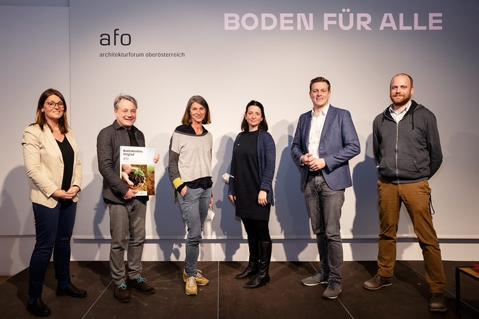 Aufnahme des afo zum Bodenbündnis, Gerlinde Larndorfer-Armbruster (Bodenbündnis), Ulrich Aspetsberger (Obmann afo), Katharina Ritter & Karoline Mayer (Kuratorinnen), Landesrat Stefan Kaineder, Franz Koppelstätter (Leiter afo)