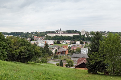 Bildtext zu Stift Kremsmünster
„Oder auch bei dieser sexuellen Handlung … hat er gegrinst. Also es war immer dieses Lächeln, da hat man gewusst: Jetzt, o Gott, jetzt passiert irgendetwas Furchtbares.“ 
- Konviktsschüler 70er Jahre
© afo: Kontaminierte Orte / Stift Kremsmünster