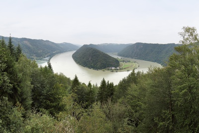 Bildtext zu Bettler-Haftlager Schlögen
Das „Bettler-Haftlager Schlögen“ bestand von 1935 bis 1938. Vagabundierende Arbeitslose und sogenannte Abreitsscheue sollten durch Haft und ARbeitsdienst „reintegriert“ werden.
© afo: Kontaminierte Orte / Bettler-Haftlager Schlögen