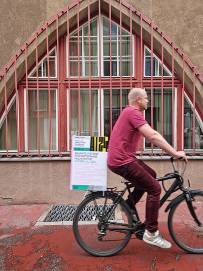 Mit einer mobilen PopUp-Ausstellung auf Fahrrädern werden Best-Pratice-Beispiele und wichtige Begriffe zum baukulturellen Wandel vorgestellt. Was versteht man unter „Anders Nutzen“ „Zirkuläres bauen“ oder „Flächenverbrauch“ was ist eine „Baugruppe“. Die mobile Ausstellung wird in der Stadt zirkulieren und am Samstag am Herbert-Bayer-Platz  gesamt zu sehen sein.