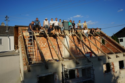 In Stadl-Paura zeigen materialnomaden und BASEhabitat mit Studierenden der Kunstuniversität, wie ressourceneffizienter Materialeinsatz in der Architektur gelingt. Auf einer „offenen Baustelle“ des Projekts LenA können zirkuläre Gestaltungsmethoden, Materialkreislaufwirtschaft, Um- und Weiterbau in der Einfamilienhaussiedlung erfahren werden.