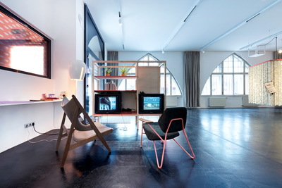 Plus Minus
Erstausstrahlung am 13. Jänner 1988, 02:17 min.
Eine Produktion des ORF Landesstudio Oberösterreich

Während das Landesstudio Vorarlberg die Sendereihe Plus Minus mit Roland Gnaiger über mehrere Jahre produzierte, wurden in den restlichen Bundesländern Beiträge für dieses Format nur für kurze Zeit hergestellt. In Oberösterreich war es Friedrich Achleitner (1930–2019), der (aus seiner Sicht) positive und negative Beispiele lokaler Baukultur gegenüberstellte. 
-----------------------------------------------------
Unser Dorf soll hässlich werden
1975, 30 min.
Ein Film von Dieter Wieland

Zum Denkmalschutzjahr 1975 prangerte Dieter Wieland die vielen Bausünden in bayerischen Dörfern an: die Zerstörung der gewachsenen Strukturen durch die massive Verbreiterung der Straße durchs Dorf, den Abriss alter Gebäude und den Bau von neuen, überall gleich aussehenden Gebäuden aus Beton und von Wohnhäusern im Jodlerstil mit jeder Menge Bauernkitsch.