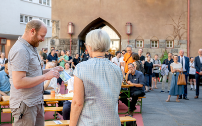 Geschenkübergabe: Franz Koppelstätter (Leitung afo), Anna Minta (afo Vorstand)