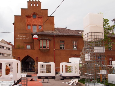 Herbert-Bayer-Platz vor dem afo – © Margit Greinöcker Herbert-Bayer-Platz vor dem afo