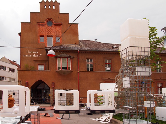 Herbert-Bayer-Platz vor dem afo