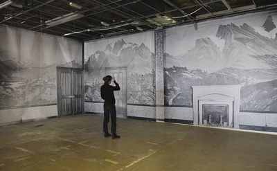 Rekonstruktion des „Grande Salle“ von La Vedette, 2018.
Installation mit Archivfotografien aus La Vedette von Jean-Eugène Durand; mit freundlicher Genehmigung des Ministère de la Culture (Frankreich), Médiathèque de l’architecture et du patrimoine, diffusion RMN-GP.