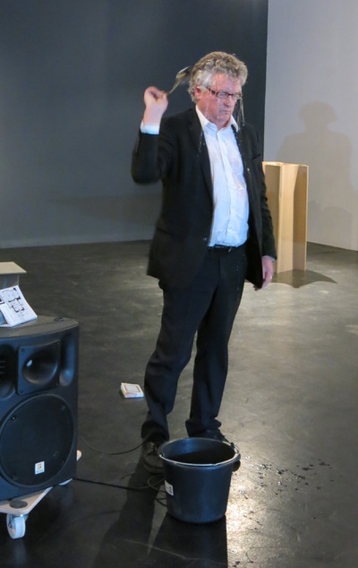 Eröffnungsperformance BAUhahaHAUS 
Julius Deutschbauer