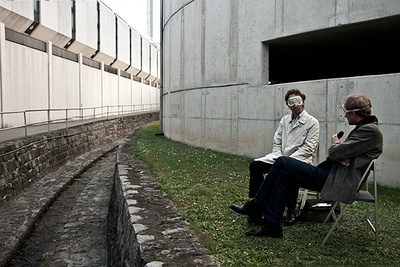 „Blind Talk“, während des Spaziergangs „Spazieren vor Ort“ in Krems, 2010 – © Michael Wachert „Blind Talk“, während des Spaziergangs „Spazieren vor Ort“ in Krems, 2010