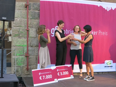 vlnr: Preisträgerinnen Lisa Großkopf und Hannah Kordes, Stifterin Eva Schobesberger, Jurorin Margit Greinöcker