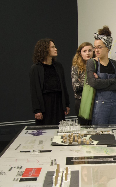 Die Ausstellungsmacherinnen vlnr: Angelika Heinzl, Laura Farmwald, Hannah Zora Buschek; Eröffnung: Learning von Gänserndorf
