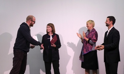 1. Preis
vlnr: Franz Koppelstätter (afo), Nina Valerie Kolowratnik (Preisträgerin), Gudrun Schreiber (BKA), Gerhard Jagersberger (BKA) – © Hannah Zora Buschek 1. Preis
vlnr: Franz Koppelstätter (afo), Nina Valerie Kolowratnik (Preisträgerin), Gudrun Schreiber (BKA), Gerhard Jagersberger (BKA)