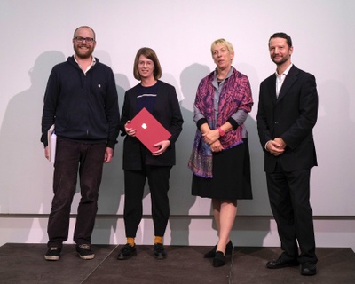 1. Preis
vlnr: Franz Koppelstätter (afo), Nina Valerie Kolowratnik (Preisträgerin), Gudrun Schreiber (BKA), Gerhard Jagersberger (BKA)