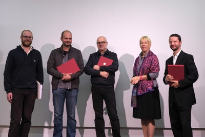 Anerkennungspreis Tracing Spaces. Institute for Artistic and Scientific Research
vlnr: Franz Koppelstätter (afo), Michael Hieslmair, Michael Zinganel, Gudrun Schreiber (BKA), Gerhard Jagersberger (BKA)