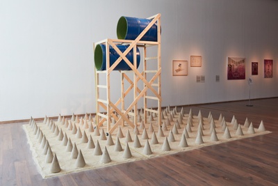 Falling space, 2022, Beton, Sand, Holz, Emaille, Acryl, 470 x 370 x 270 cm, – © Dávid Bíró Falling space, 2022, Beton, Sand, Holz, Emaille, Acryl, 470 x 370 x 270 cm,