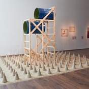 Falling space, 2022, Beton, Sand, Holz, Emaille, Acryl, 470 x 370 x 270 cm,