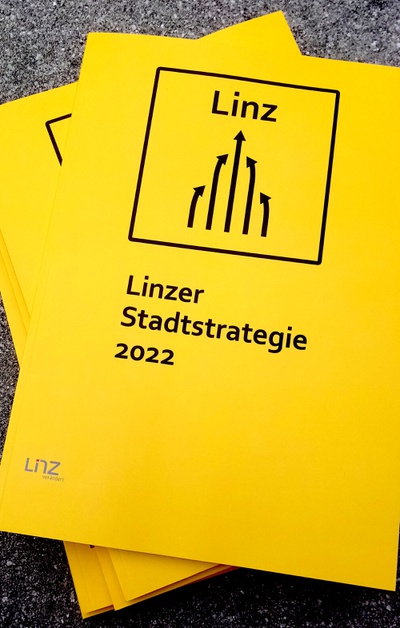 Die gedruckte Version der Linzer Stadtstrategie 2022 liegt im afo auf, die digitale Version ist auf
www.afo.at verlinkt.