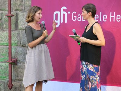 Preisträgerin Lisa Großkopf, Moderatorin Daniela Wagner-Höller