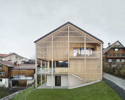 Dieser Umbau zeigt wie ein bestehendes Einfamilienhaus für mehr Generationen erweitert werden kann. Der Grundriss ist flexibel gehalten und ohne größere Baumaßnahmen neu konfigurierbar. "Besonders im ländlichen Raum bietet das Mehrgenerationenmodell Vorteile, indem es Einsamkeit im Alter lindert und junge Familien unterstützt. Dabei sind gegenseitiger Respekt, ein gewisses Maß an Privatsphäre und offene Kommunikation zentral.", MWArchitekten