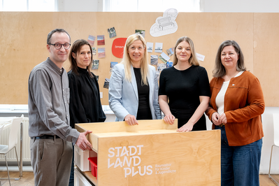 StadtLandPlus - Baukultur für Kinder und Jugendliche |  Stadträtin Doris Lang-Mayerhofer (Stadt Linz), Clemens Quirin (Leiter, afo), Cora Stöger (ZT Kammer Oberösterreich), Silvia Koll (StadtLandPlus, afo)