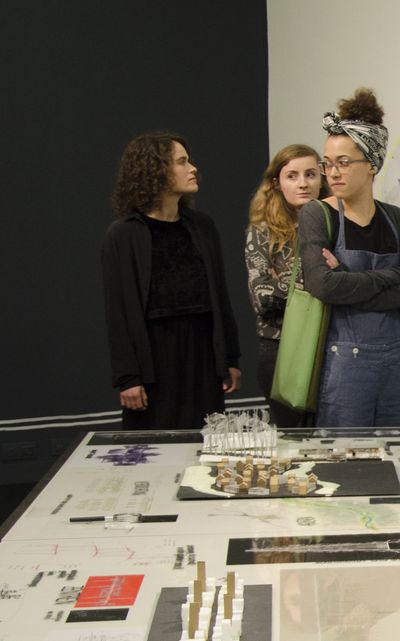 Die Ausstellungsmacherinnen vlnr: Angelika Heinzl, Laura Farmwald, Hannah Zora Buschek; Eröffnung: Learning von Gänserndorf