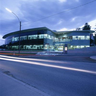 Haupteingang bei Nacht