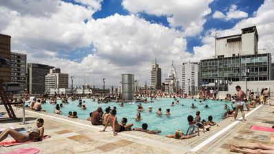 Paulo Mendes da Rocha und MMBB Architekt*innen: SESC 24 Maio, São Paulo, Brasilien, 2017 Paulo Mendes da Rocha und MMBB Architekt*innen haben ein modernistisches Kaufhausgebäude in São Paulo in ein soziales Kultur-, Sport- und Gesundheitszentrum umgebaut, das natürlich ventilierte öffentlich zugängliche Räume bietet, mit Swimmingpool auf dem Dach.