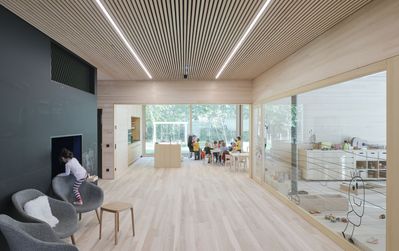 Der kompakte neue Kindergarten nimmt mit seiner Holzfassade Bezug zur Umgebung. Das offene Konzept bietet den Kindern und ihren Betreuer*innen vielfältige Entfaltungs- und Nutzungsoptionen. Die Architektur unterstützt die pädagogischen Intentionen und schafft mit ihrer Offenheit unterschiedliche Bereiche und Stimmungen.