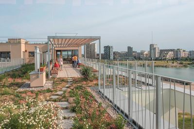 Gemeinschaftlich und individuell wohnen unter einem Dach - für Menschen ab 55 Jahren. Die Architektur ermöglicht individuellen Rückzug und fördert gemeinschaftliche Begegnungen. Nachhaltige Bauweise, barrierefreie Wohnungen und gute Infrastruktur sind wichtige Kriterien, die hier erfüllt wurden.