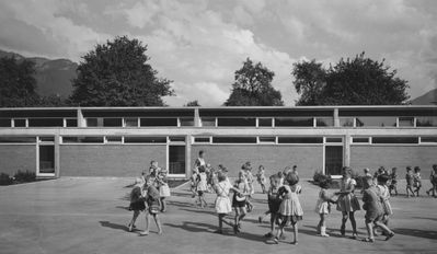 Architektengemeinschaft C4, Volksschule, Nüziders, 1959–1963 Spielende Kinder im Pausenhof zwischen den beiden Klassentrakten