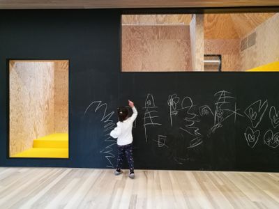 Matthias Hein, Kinderhaus, Kennelbach, 2017–2019 Bemalbare Wände des Hauses im Haus
