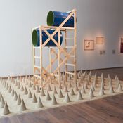 Falling space, 2022, Beton, Sand, Holz, Emaille, Acryl, 470 x 370 x 270 cm,