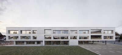 Schule Schendlingen, Bregenz Bauherrschaft: Landeshauptstadt Bregenz Architektur: Arbeitsgemeinschaft Matthias Bär ZT GmbH, Dornbirn (Entwurf), Bernd Riegger ZT GmbH, Dornbirn und Querformat ZT GmbH, Dornbirn Fertigstellung: 2017
