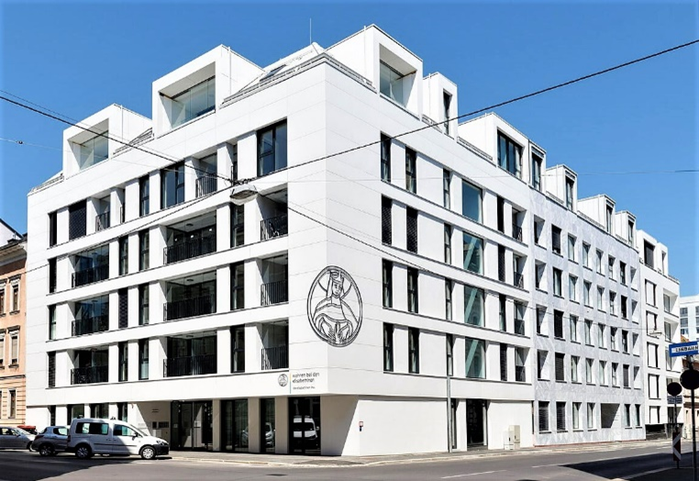 Mit zentraler Lage in der Linzer Innenstadt bietet das Generationenwohnen Elisabethinen lebenswerten Wohnraum für  Senior*innen, Studierende, Familien mit Kindern, Paare oder Singles. Das soziale Miteinander im Haus funktioniert vor allem auch, weil es eine*n „Kümmerer*in“ gibt.