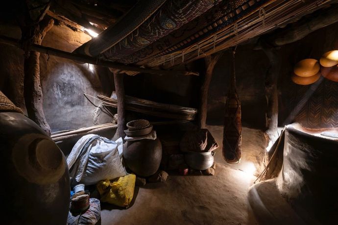 Momentum of Light: Vorratsraum eines Wohnhauses in Tiébélé (Burkina Faso), der durch zwei Himmelsfenster mit Tageslicht beleuchtet wird.
