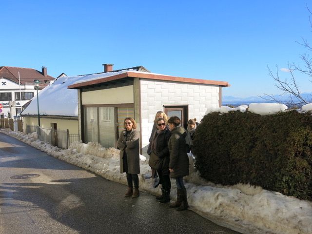 Kiosk mit Bürgermeisterin Mag. Barbara Schwarz, Dr. Karin Standler (Landschafstarchitektin, Projektleiterin Rosige Aussichten), Inge Kirchbaum (Koordination Leader Projekt in der Gemeinde Wolfsegg)
