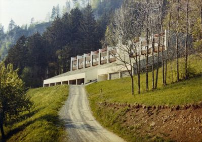 Hans Purin, Siedlung Halde, Bludenz, 1965–1967 Blick auf den aus neun Häusern bestehenden zweiten Teil der Siedlung