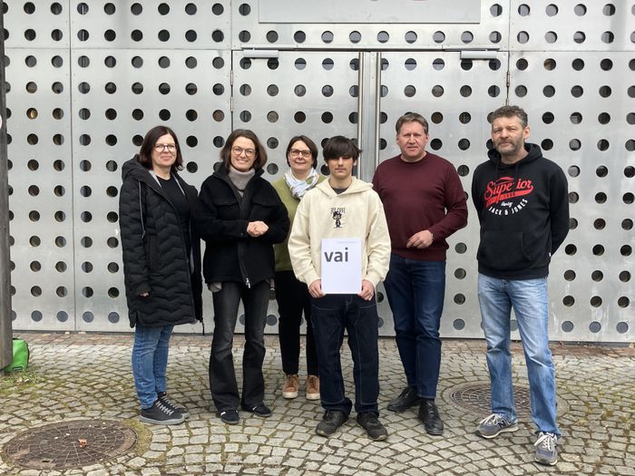 Foto v.l.nr.:  Carmen Schrötter-Lenzi, Sektionsvorständin der Architekt:innen, ZT Kammer West, Verena Konrad, vai Vorarlberger Architektur Institut, Andrea Dür, Lehrerin Druckvorstufentechnik, Landesberufsschule 2, Bregenz, Joel Bargetz, Berufsschüler der LBS Bregenz 2 und Lehrling bei BMW Unterberger, Dornbirn, Markus Nesensohn, Direktor der Landesberufsschule Bregenz 2, Nico Freystein, Ausbildner