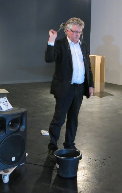 Eröffnungsperformance BAUhahaHAUS  Julius Deutschbauer
